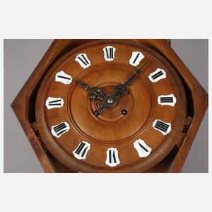Geschnitzte Wanduhr
