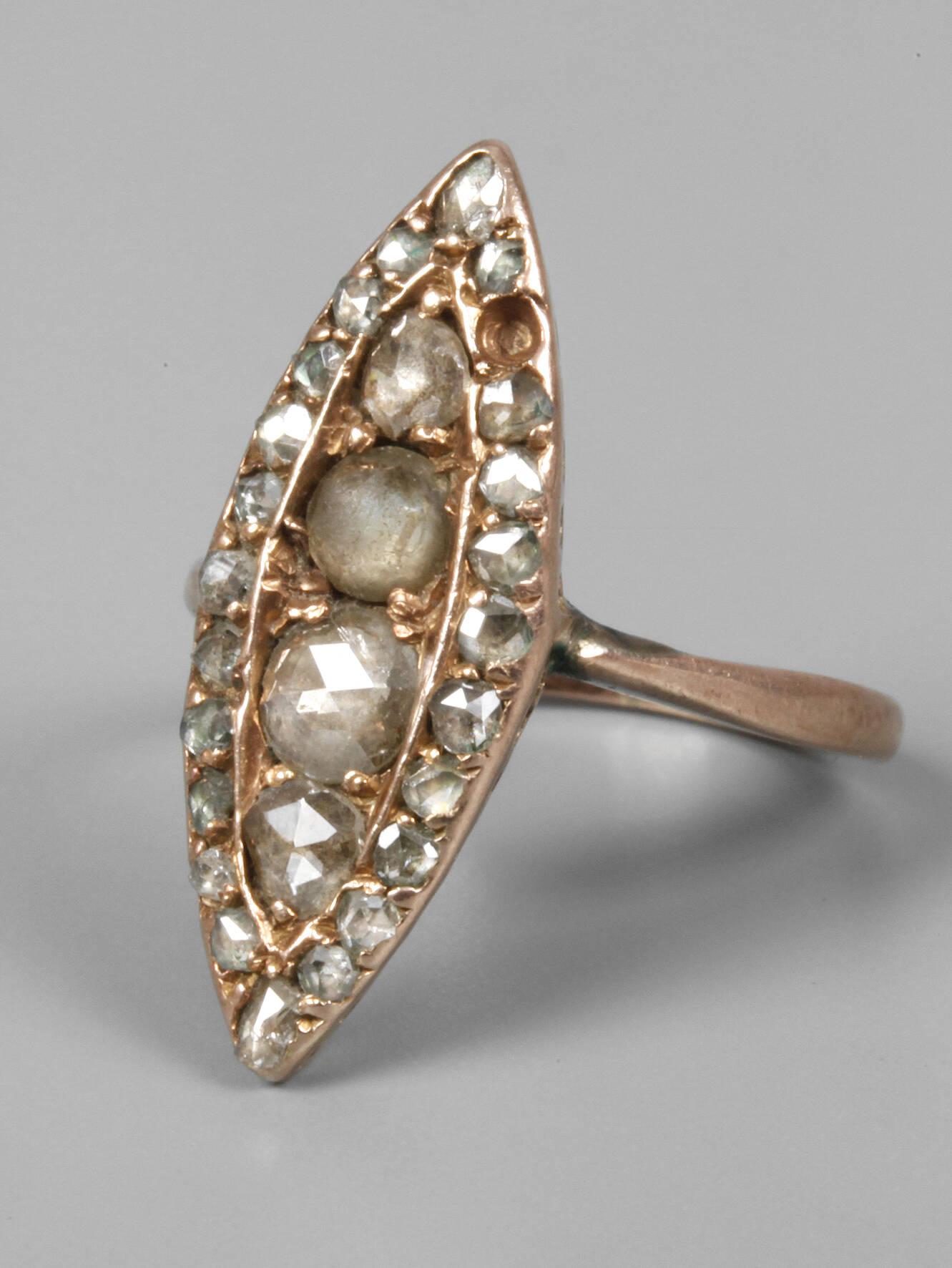 Damenring mit Diamantrosen