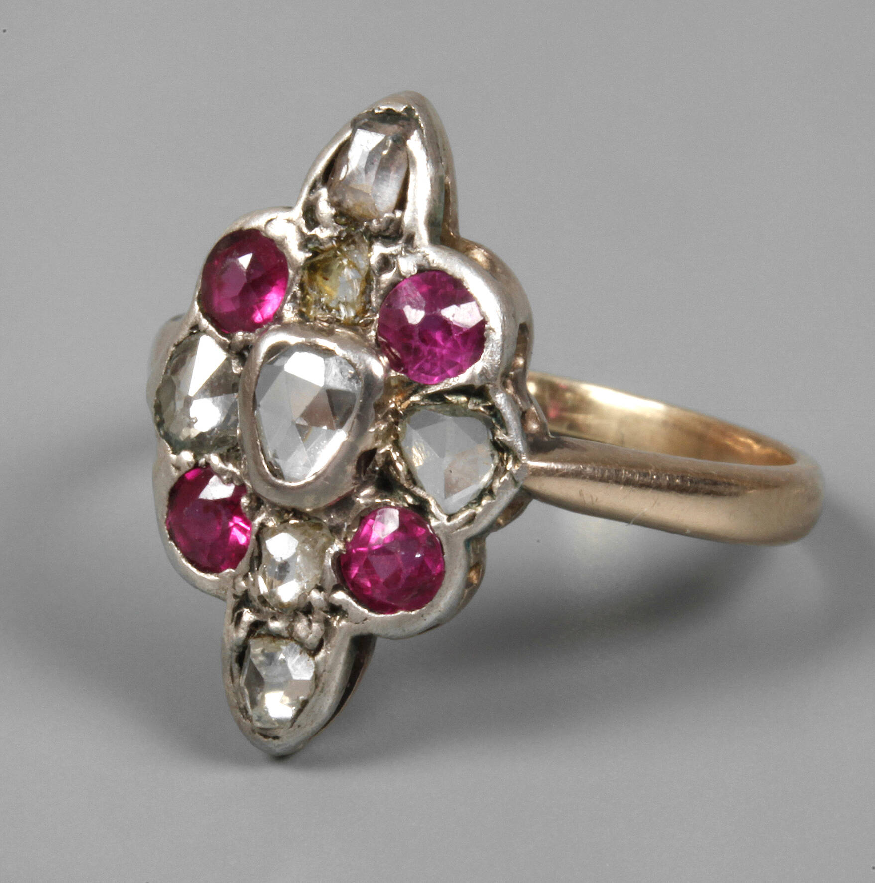 Damenring mit Rubinen und Diamanten
