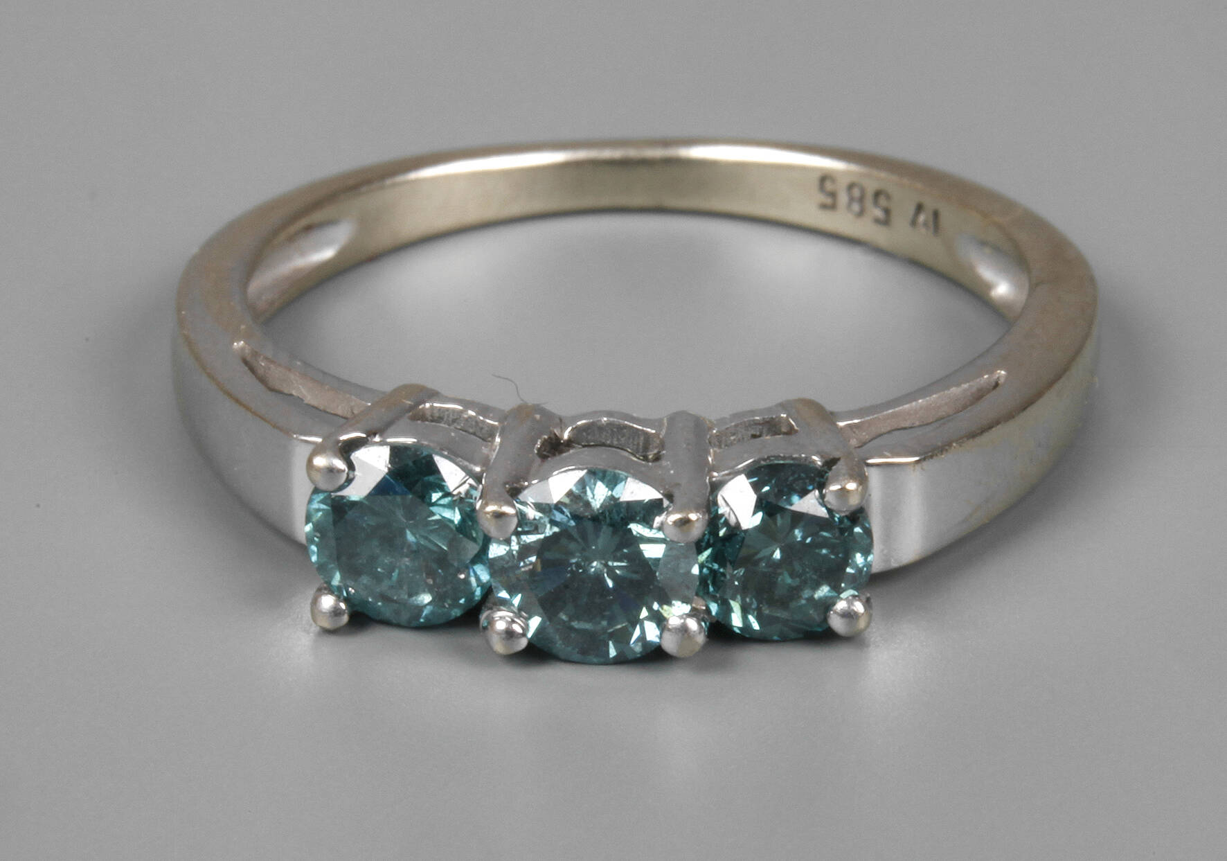Ring mit blauen Brillanten