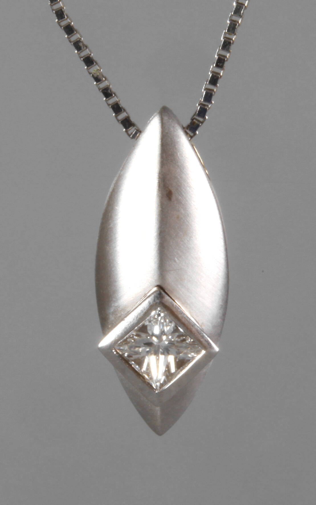 Anhänger mit Priness-Cut-Diamant