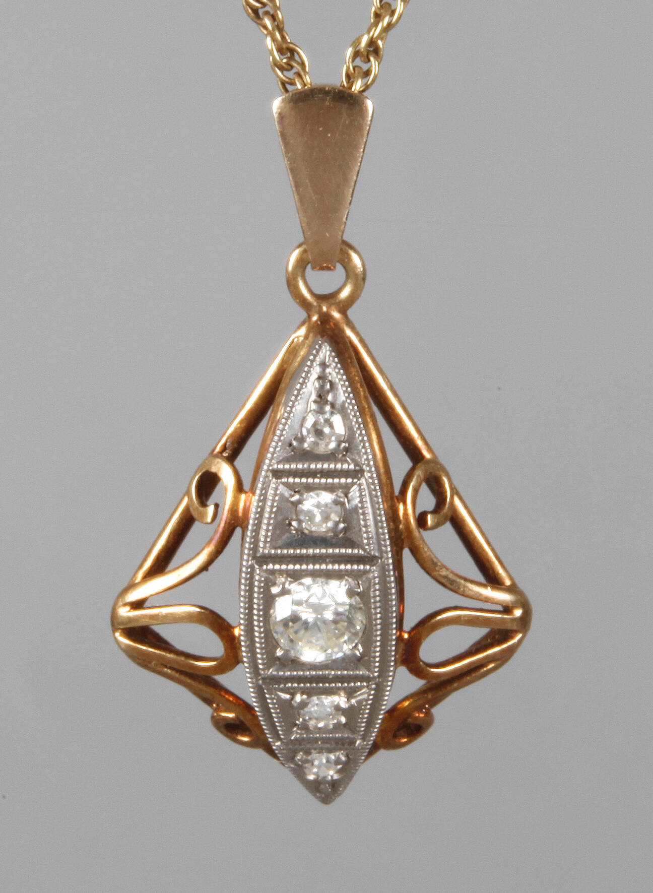 Anhänger mit Brillanten an Kette