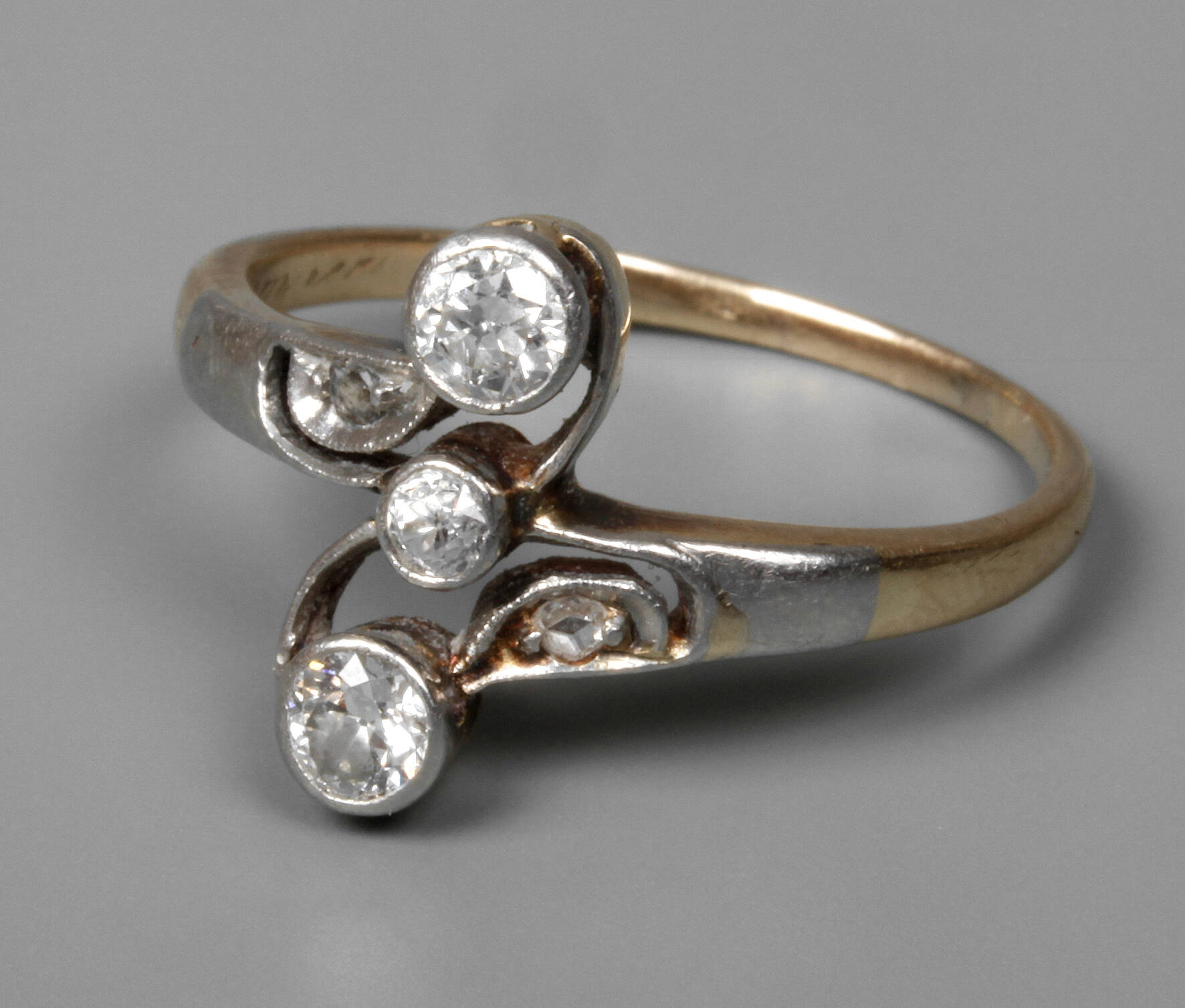 Damenring mit Diamanten