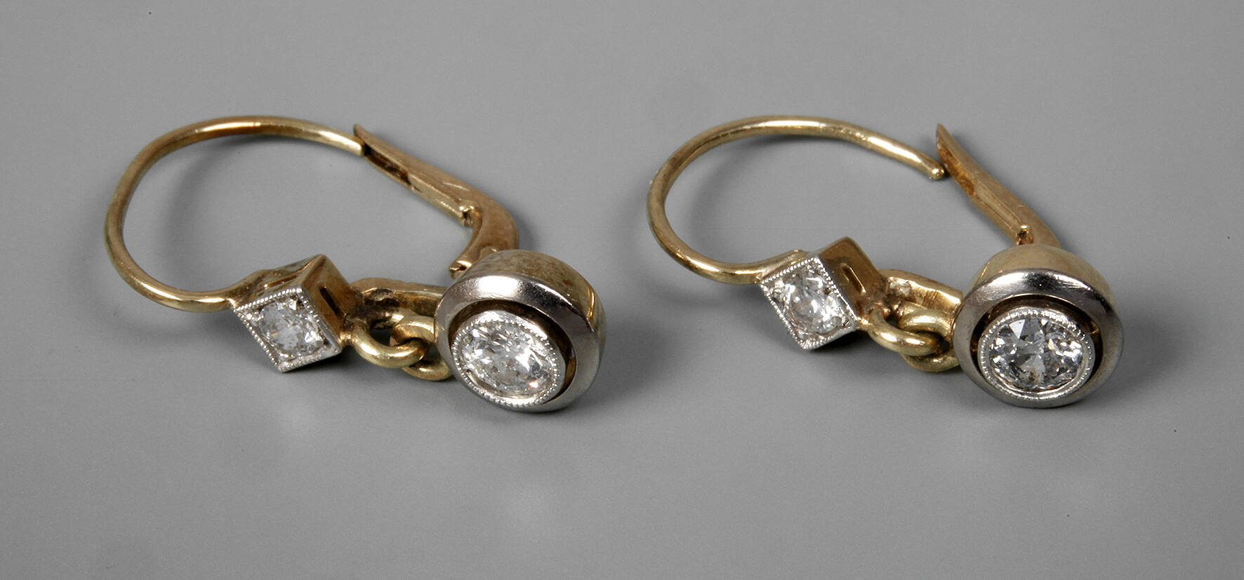 Paar Ohrhänger mit Diamanten