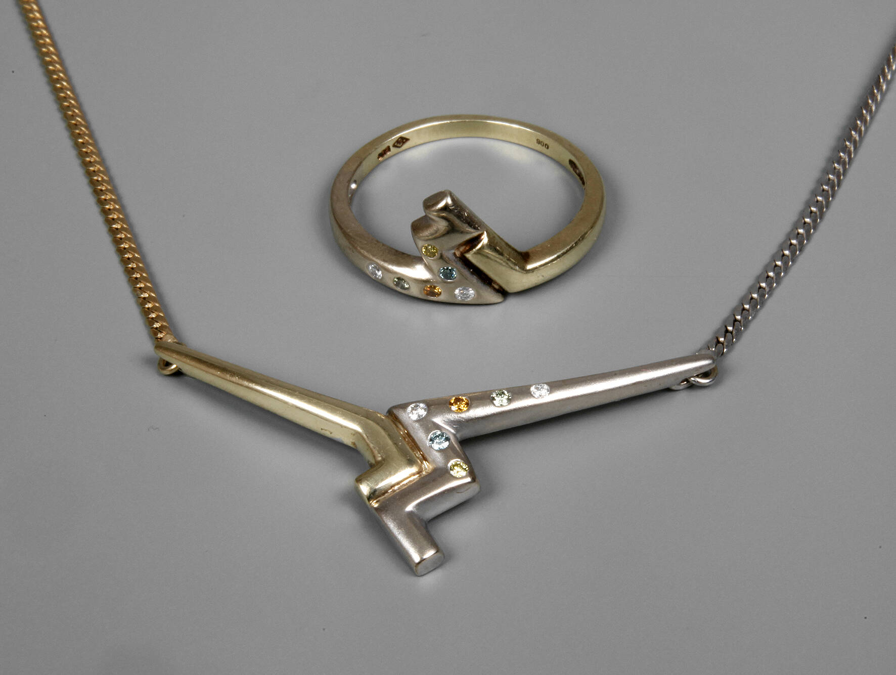 Ring und Collier mit Farbbrillanten
