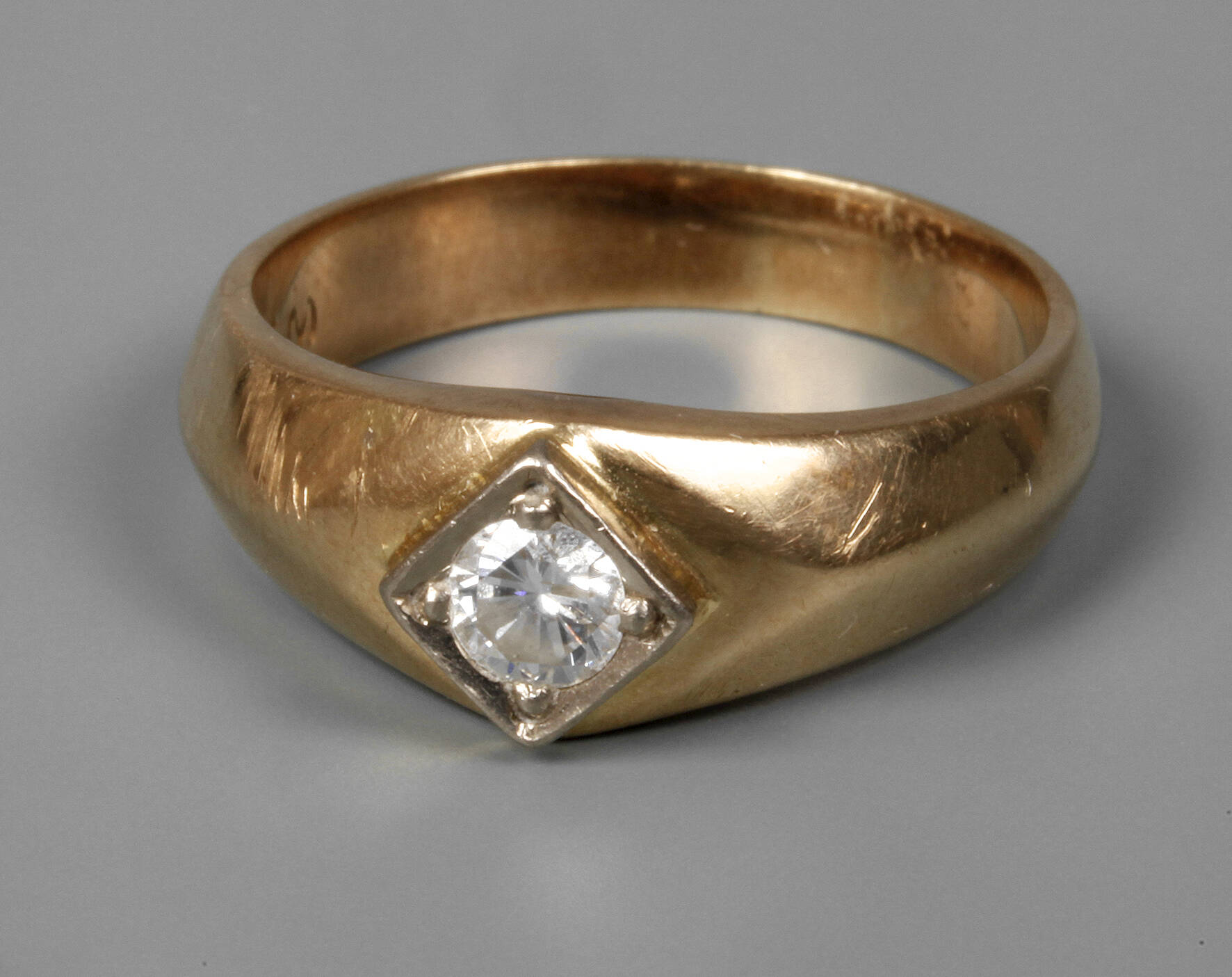 Damenring mit Brillant