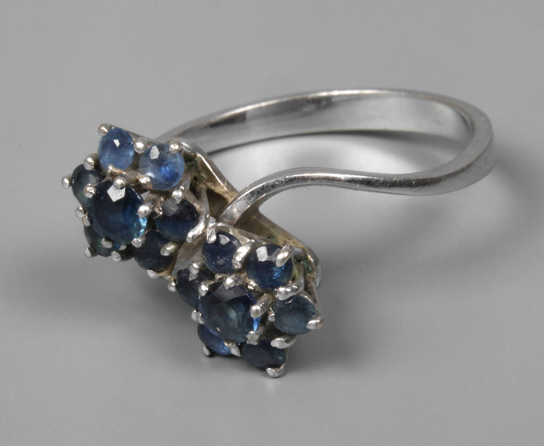 Damenring mit Saphiren