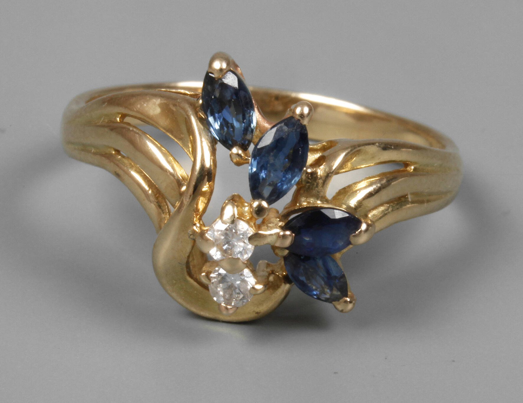 Damenring mit Saphiren