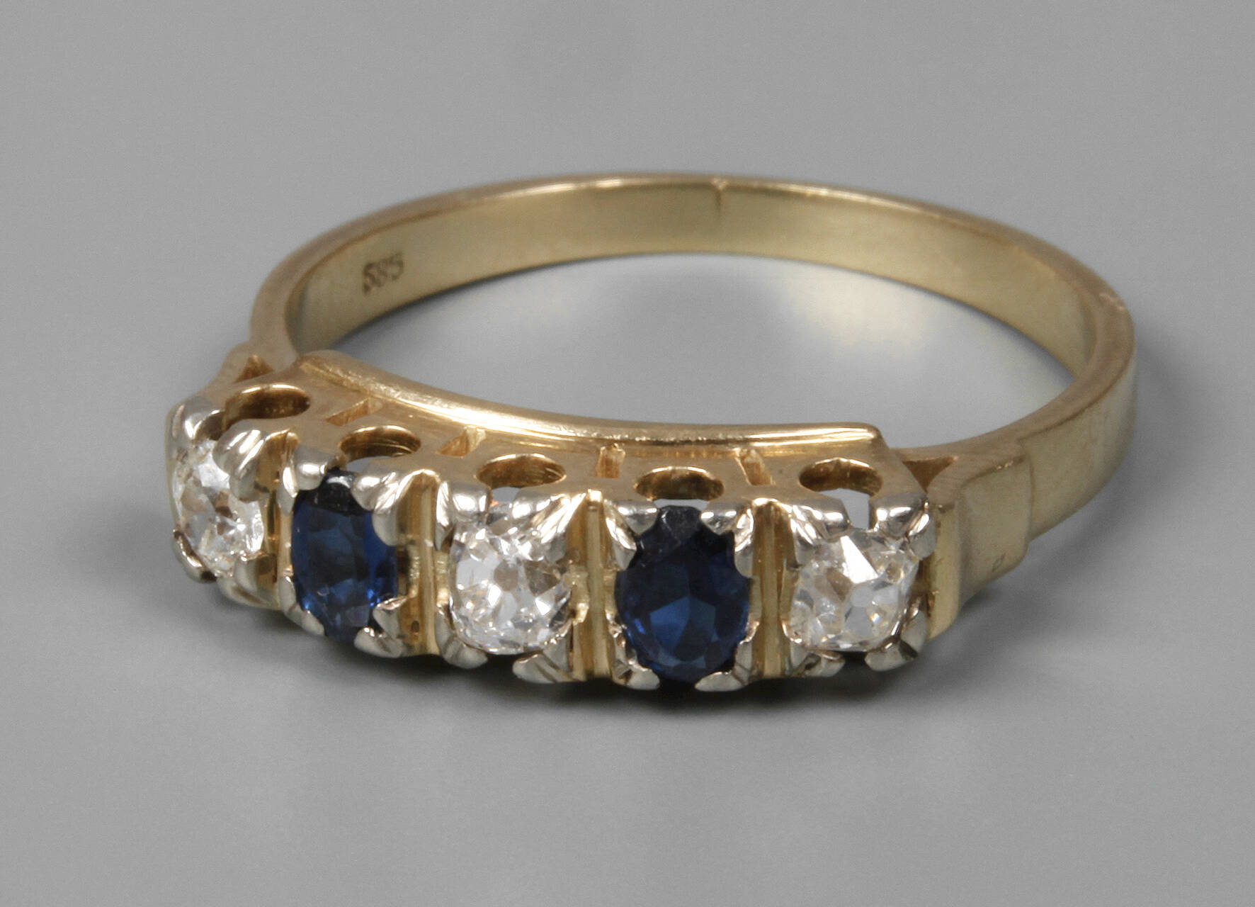 Damenring mit Saphir und Diamanten