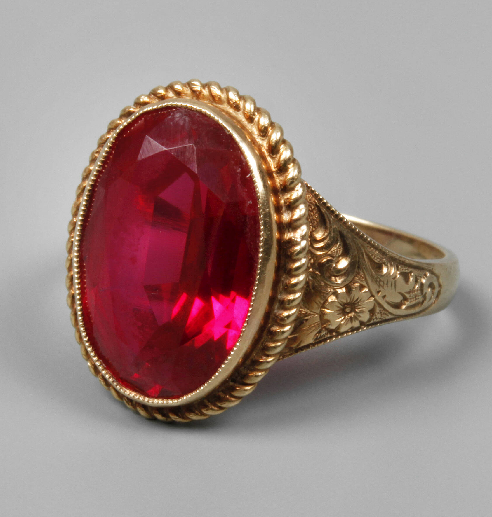 Damenring mit Steinbesatz