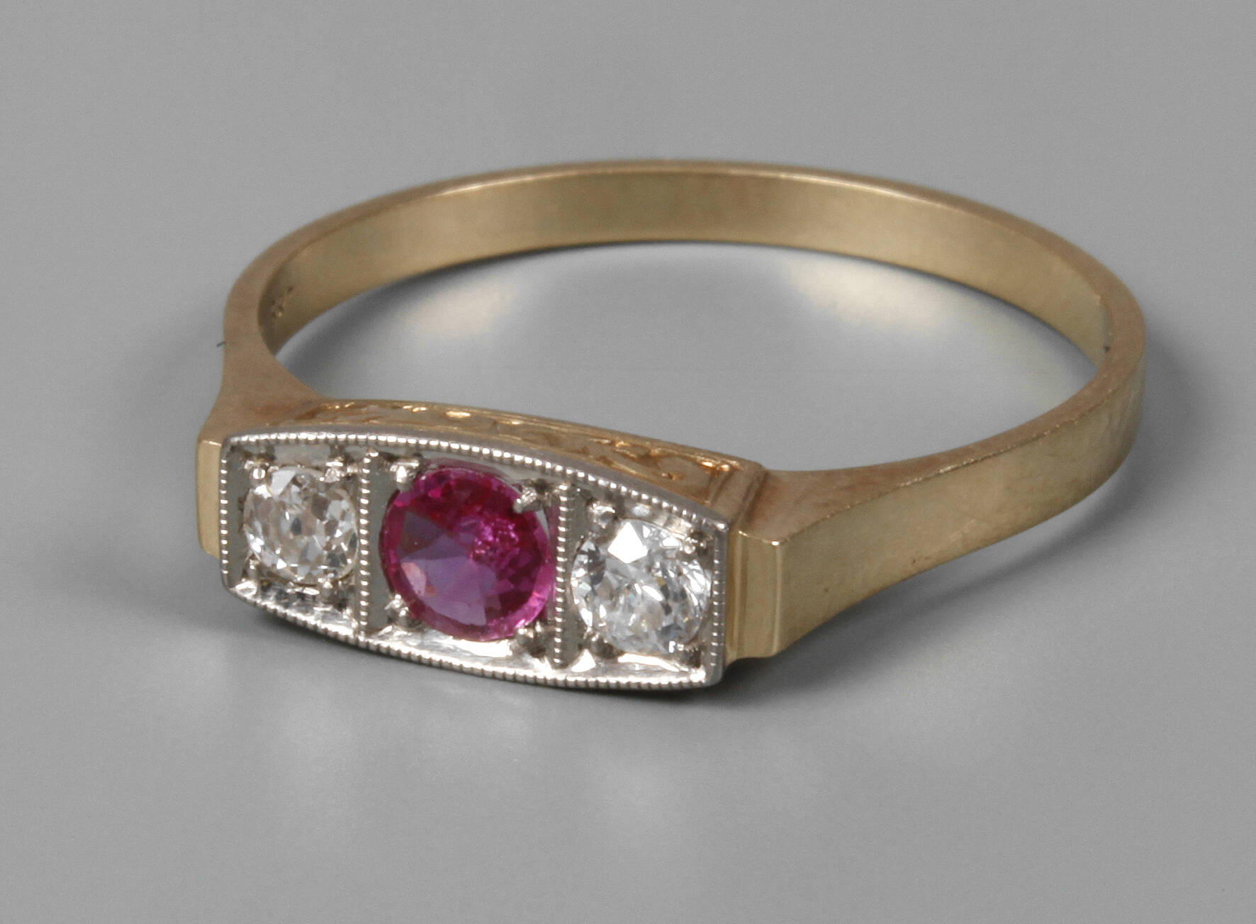 Damenring mit Rubin und Diamanten