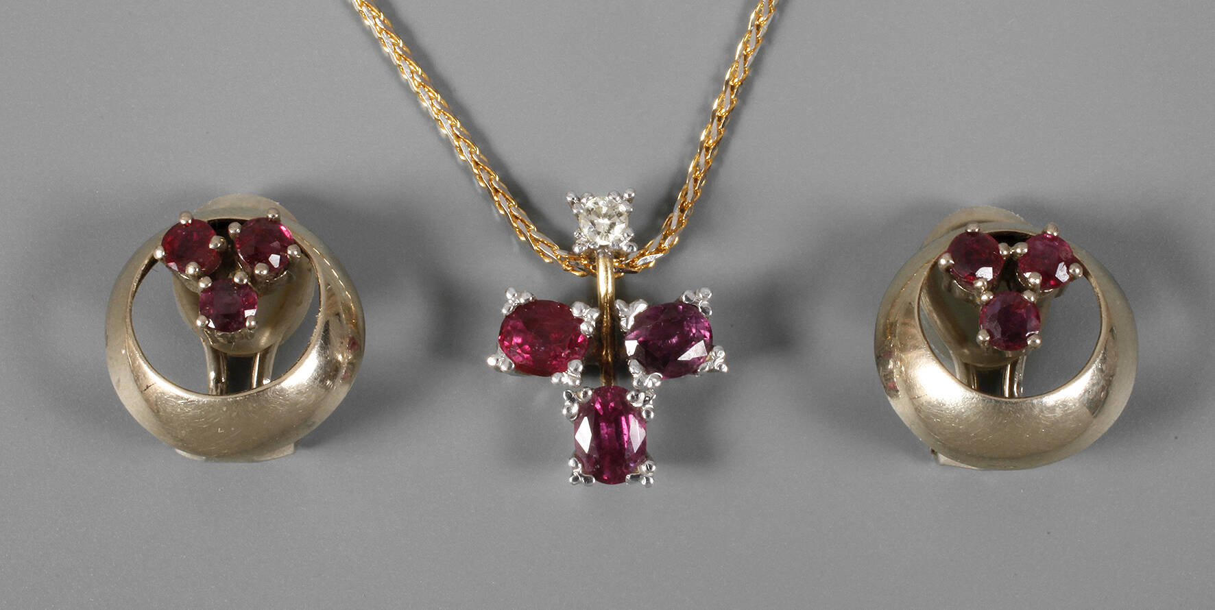 Anhänger und Ohrclips mit Rubinen