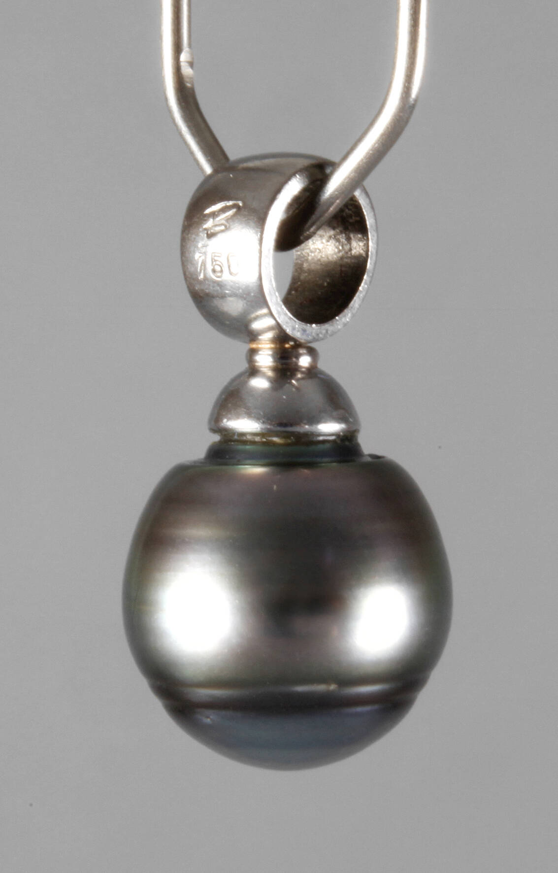 Anhänger mit grauer Perle