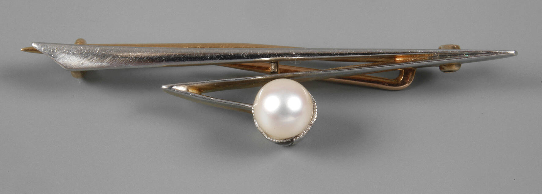 Brosche mit Perle