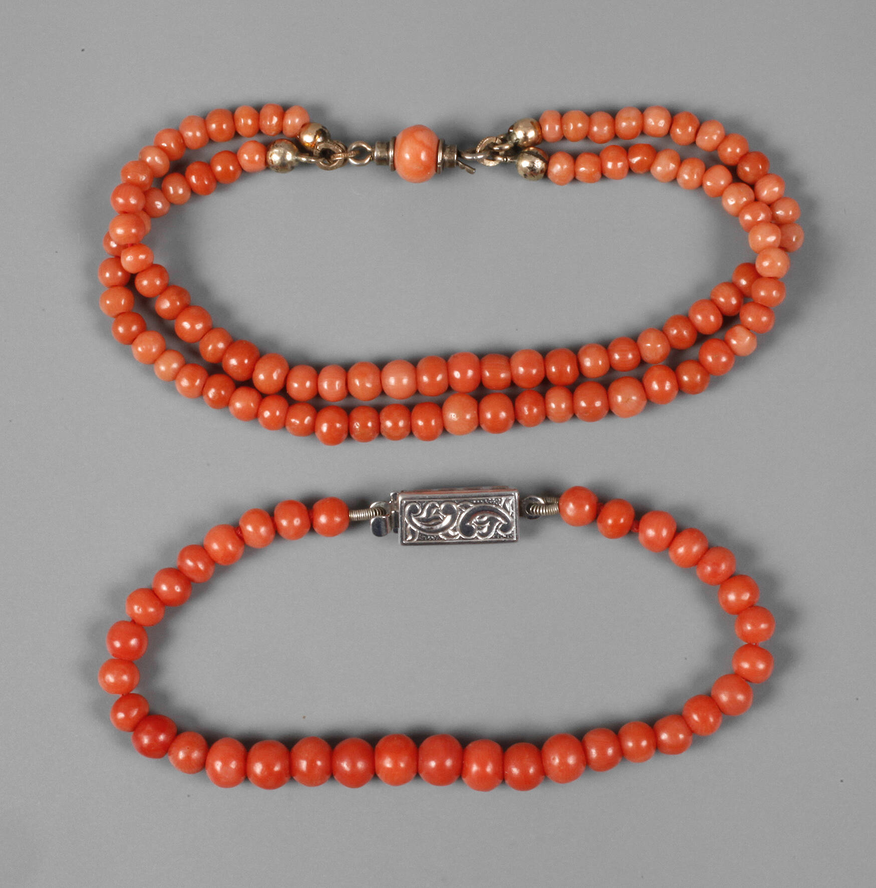 Zwei Korallenkinderarmbänder