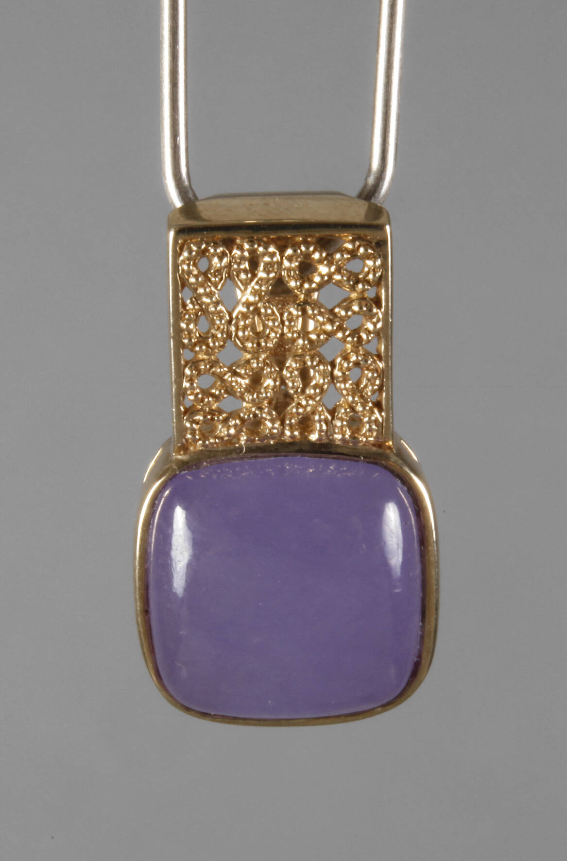 Anhänger mit Fliederjade