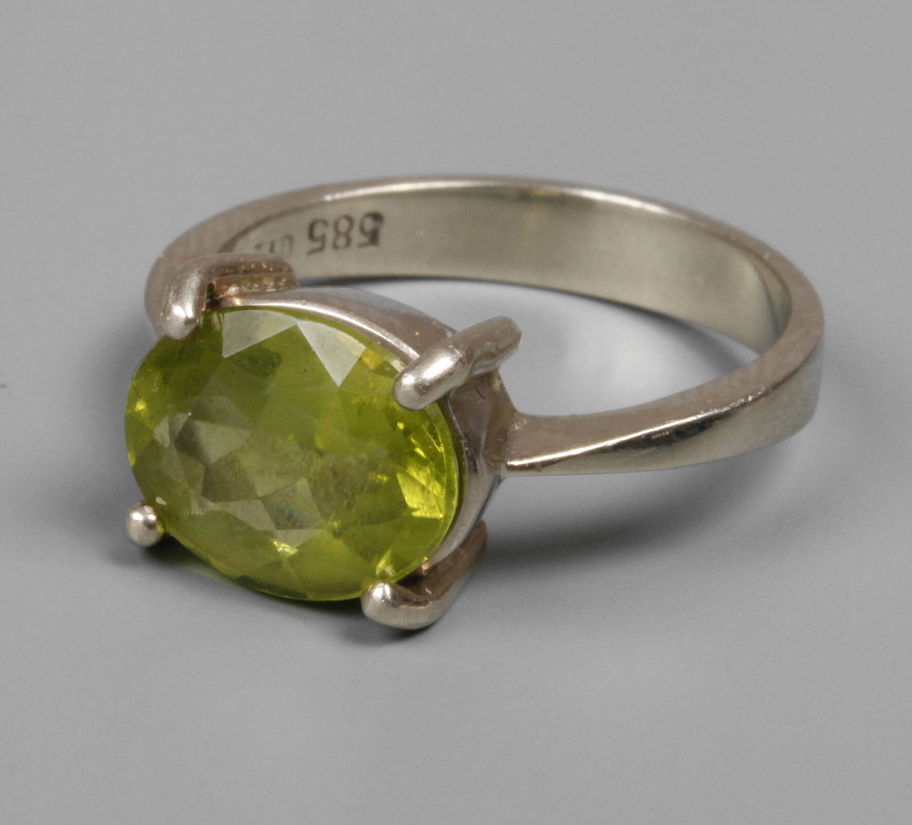 Damenring mit Peridot