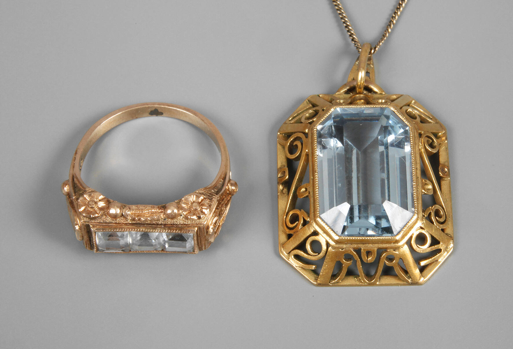 Ring und Anhänger mit Steinbesatz