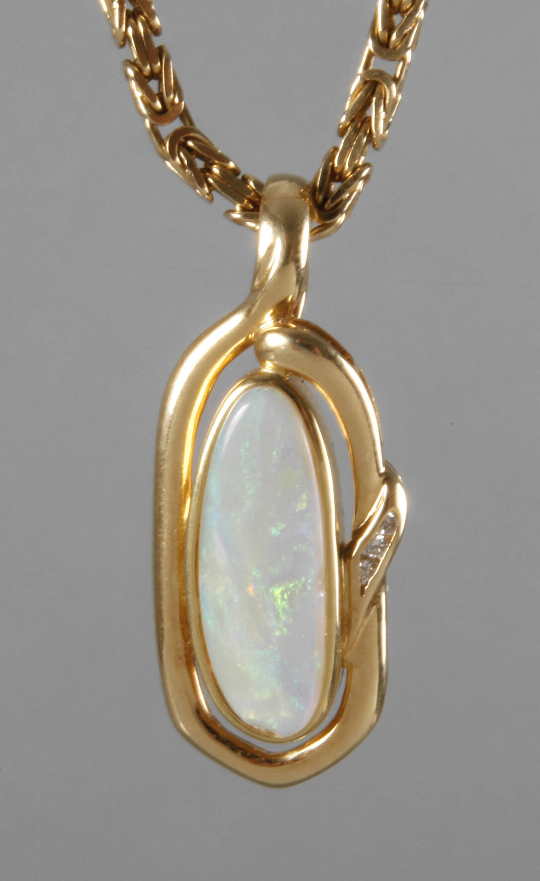 Opalanhänger an Kette