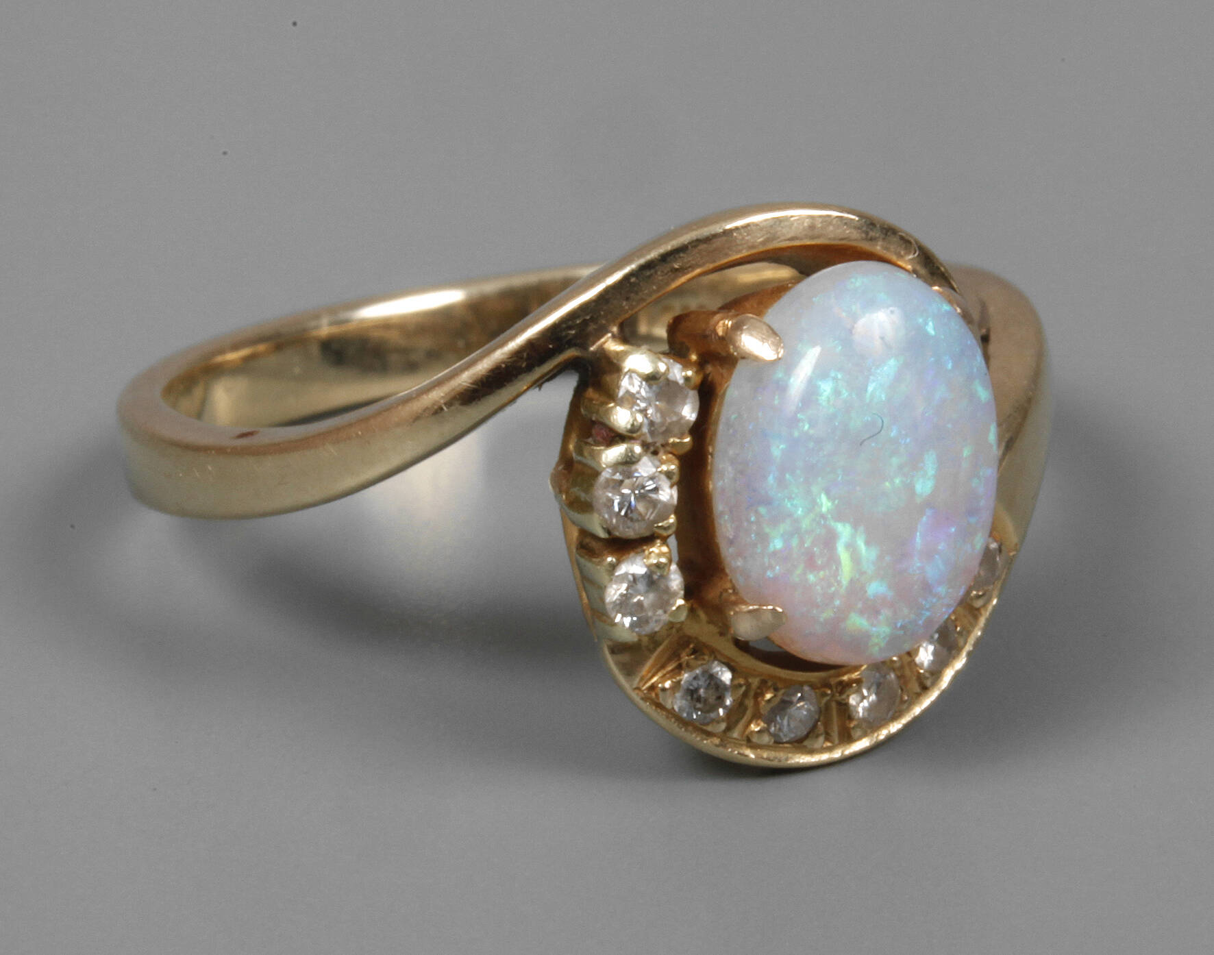 Damenring mit Edelopal und Brillanten