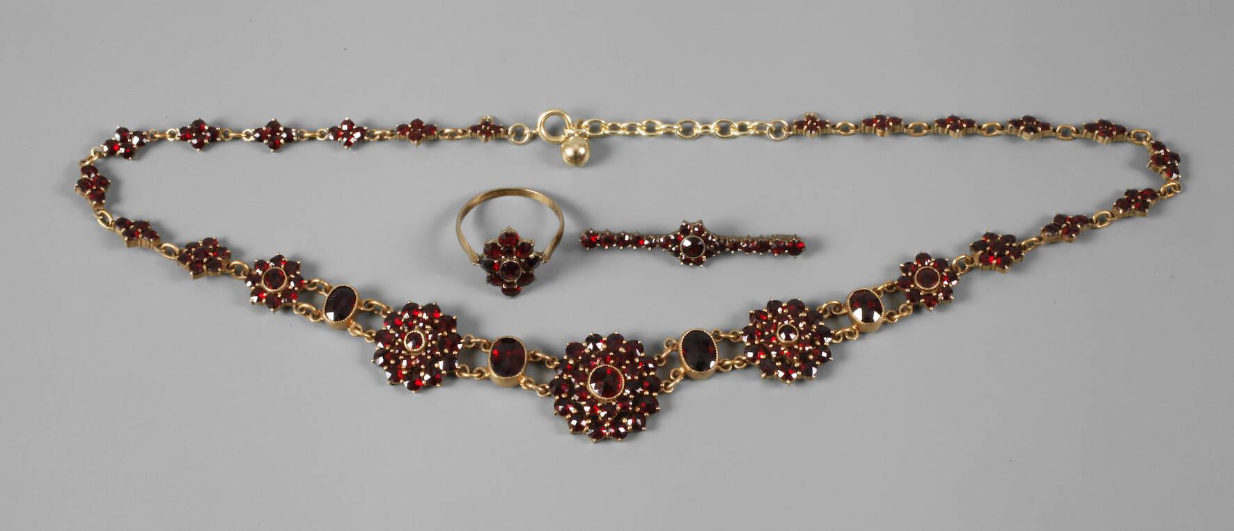 Schmuckset mit Granaten