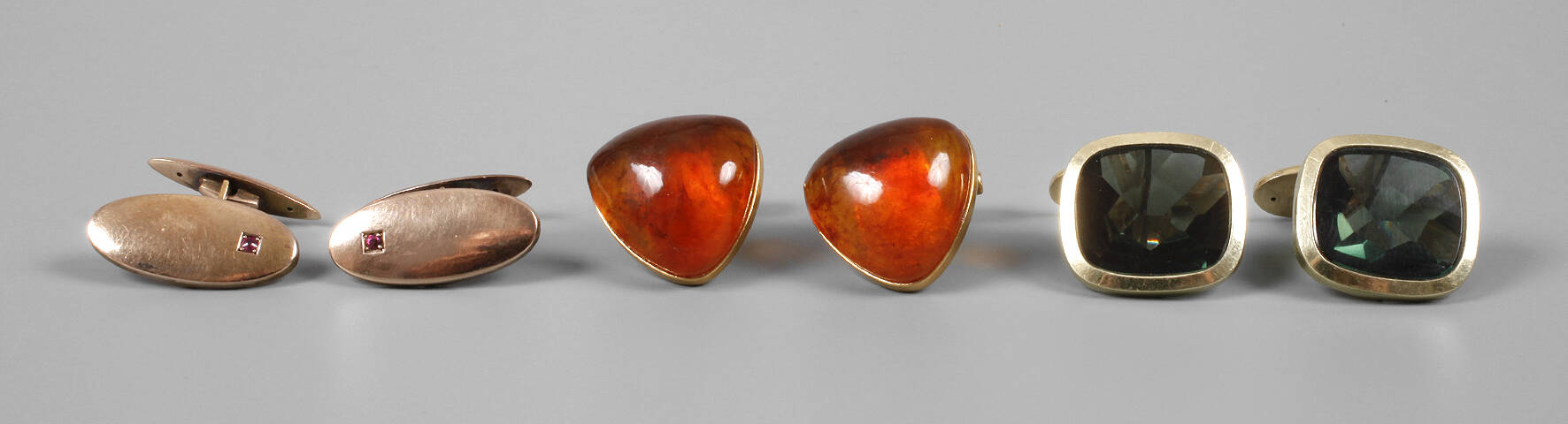 Drei Paar Manschettenknöpfe