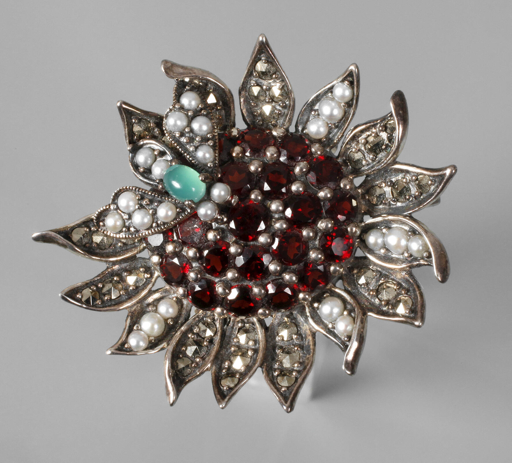 Silberbrosche mit Steinbesatz