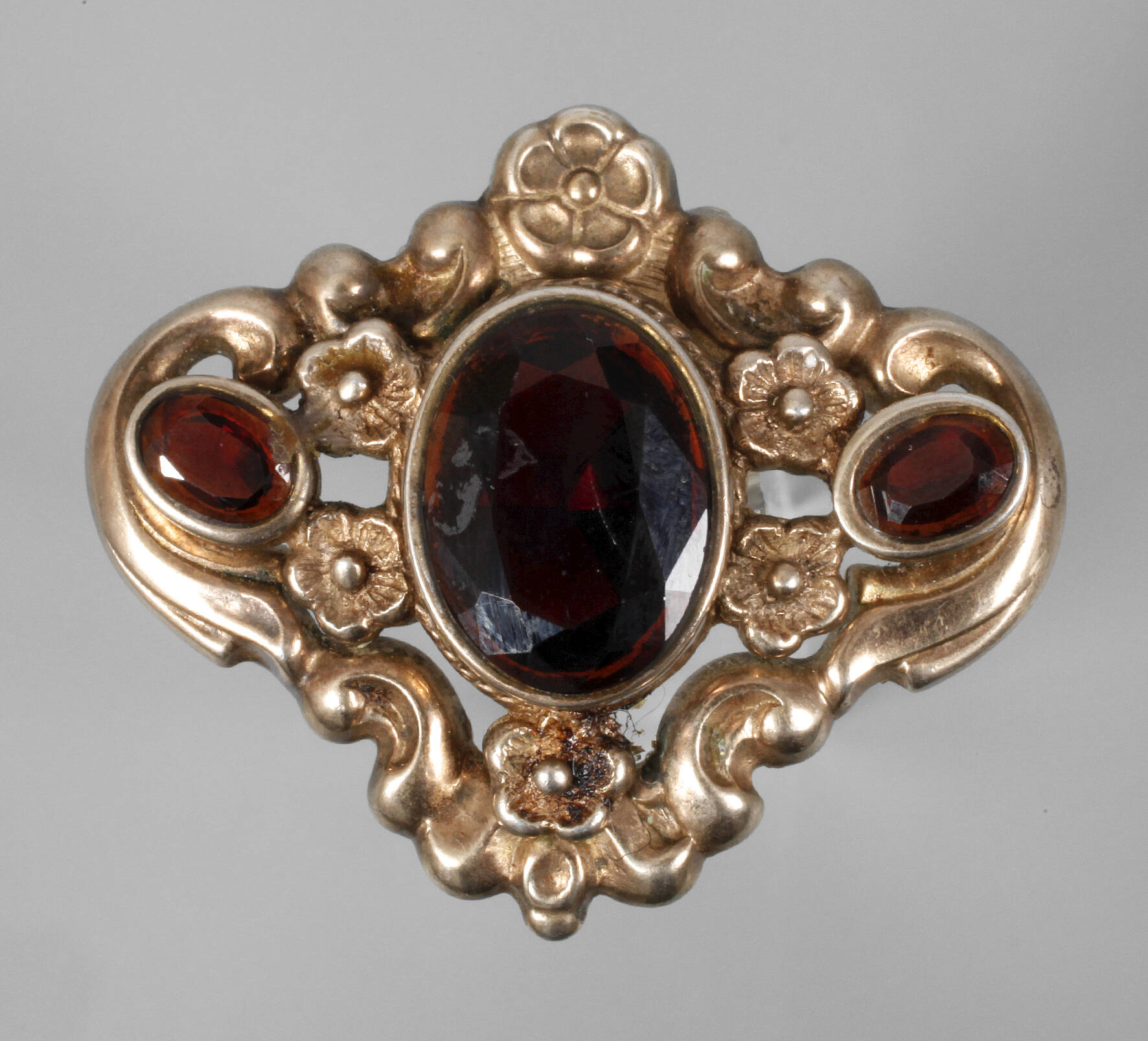 Brosche mit Steinbesatz