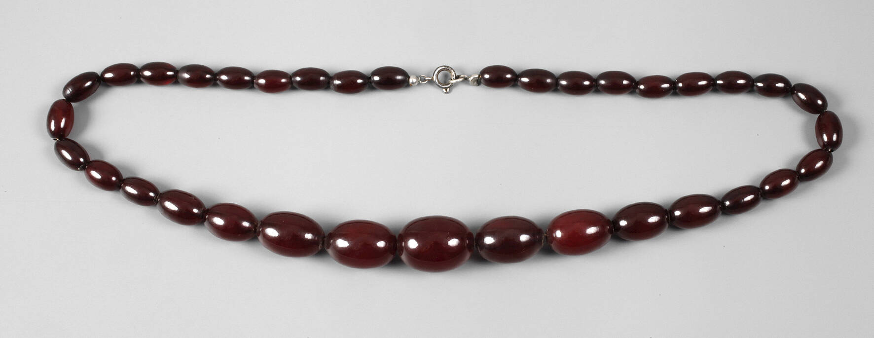 Collier aus roten Bernsteinen