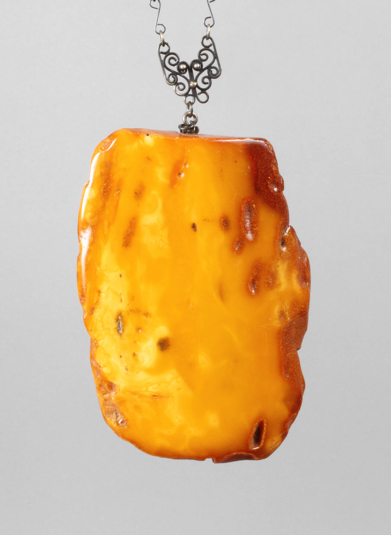 Ungewöhnlich großer Bernsteinanhänger