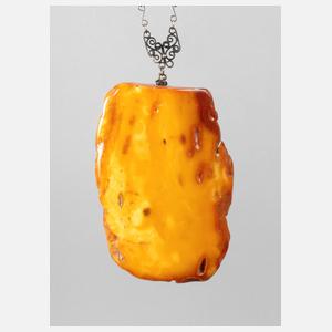 Ungewöhnlich großer Bernsteinanhänger