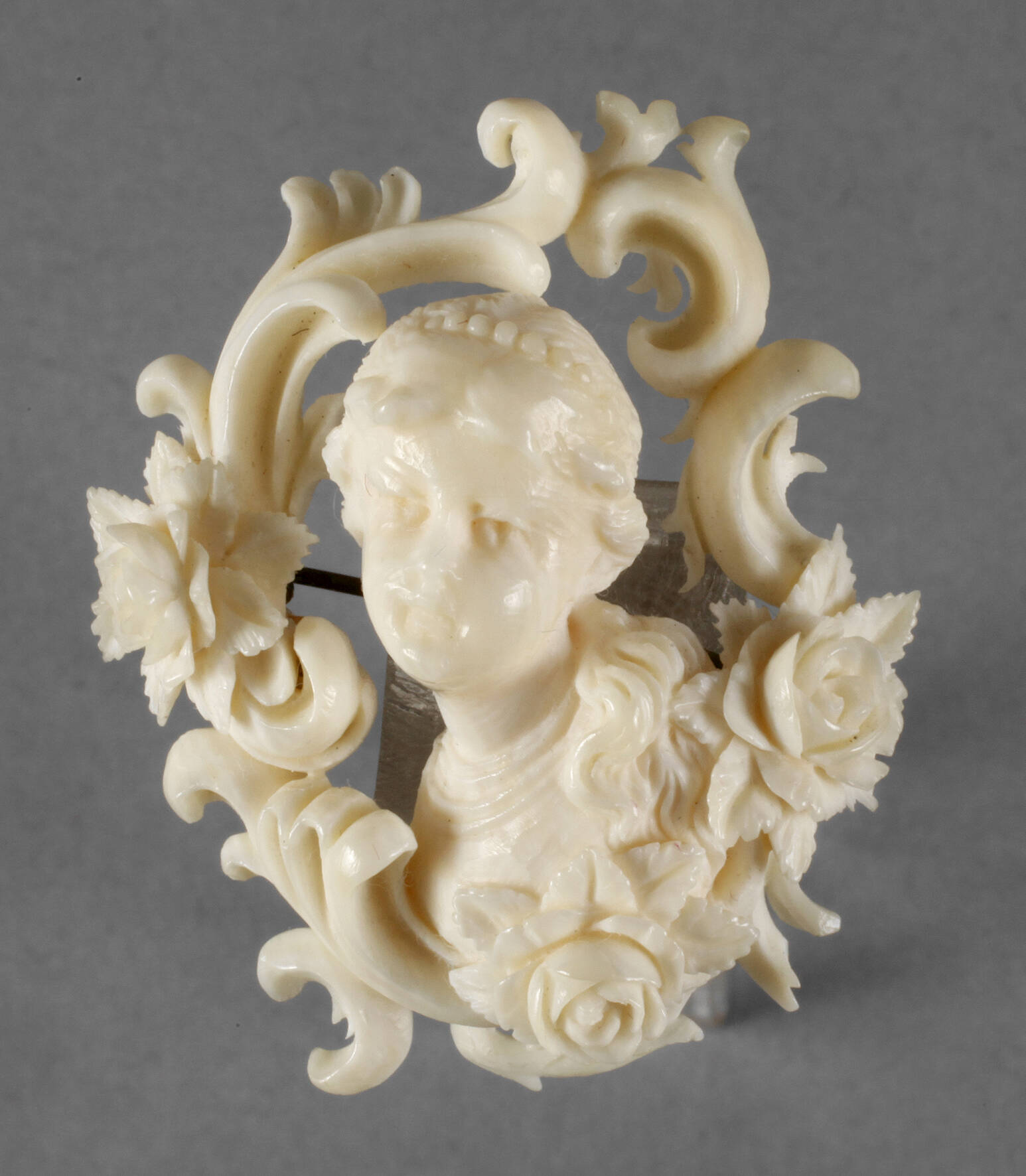 Feine Elfenbeinbrosche