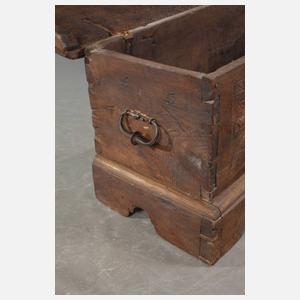 Kleine spätgotische Truhe