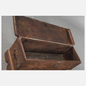 Kleine spätgotische Truhe