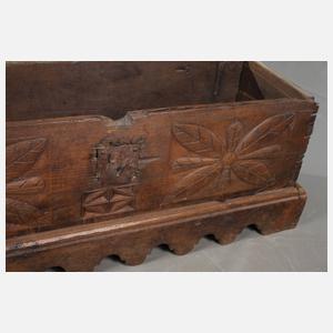 Kleine spätgotische Truhe