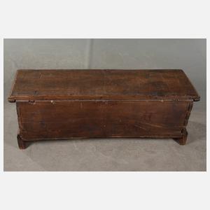 Kleine spätgotische Truhe