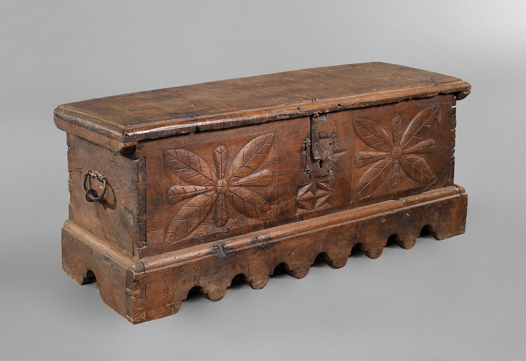 Kleine spätgotische Truhe