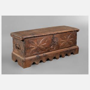 Kleine spätgotische Truhe