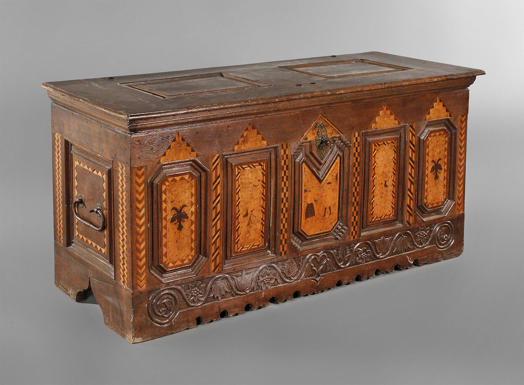 Große Barocktruhe