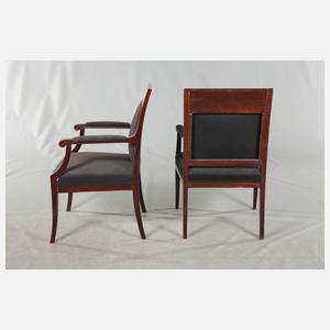 Paar neoklassizistische Armlehnstühle