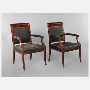 Paar neoklassizistische Armlehnstühle