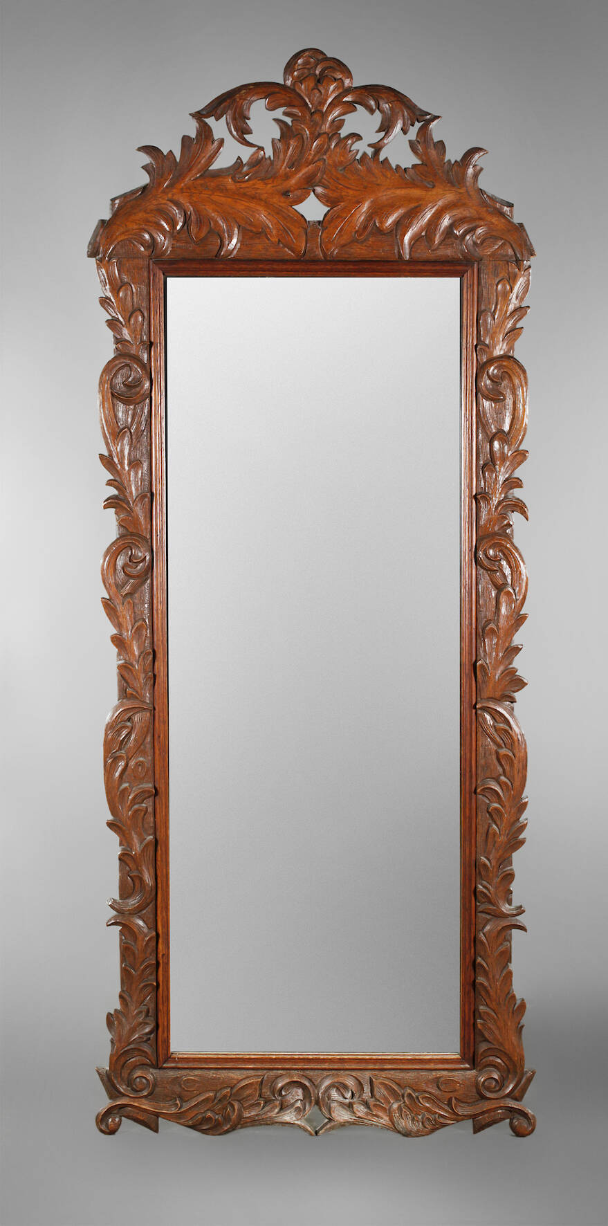 Großer geschnitzter Standspiegel