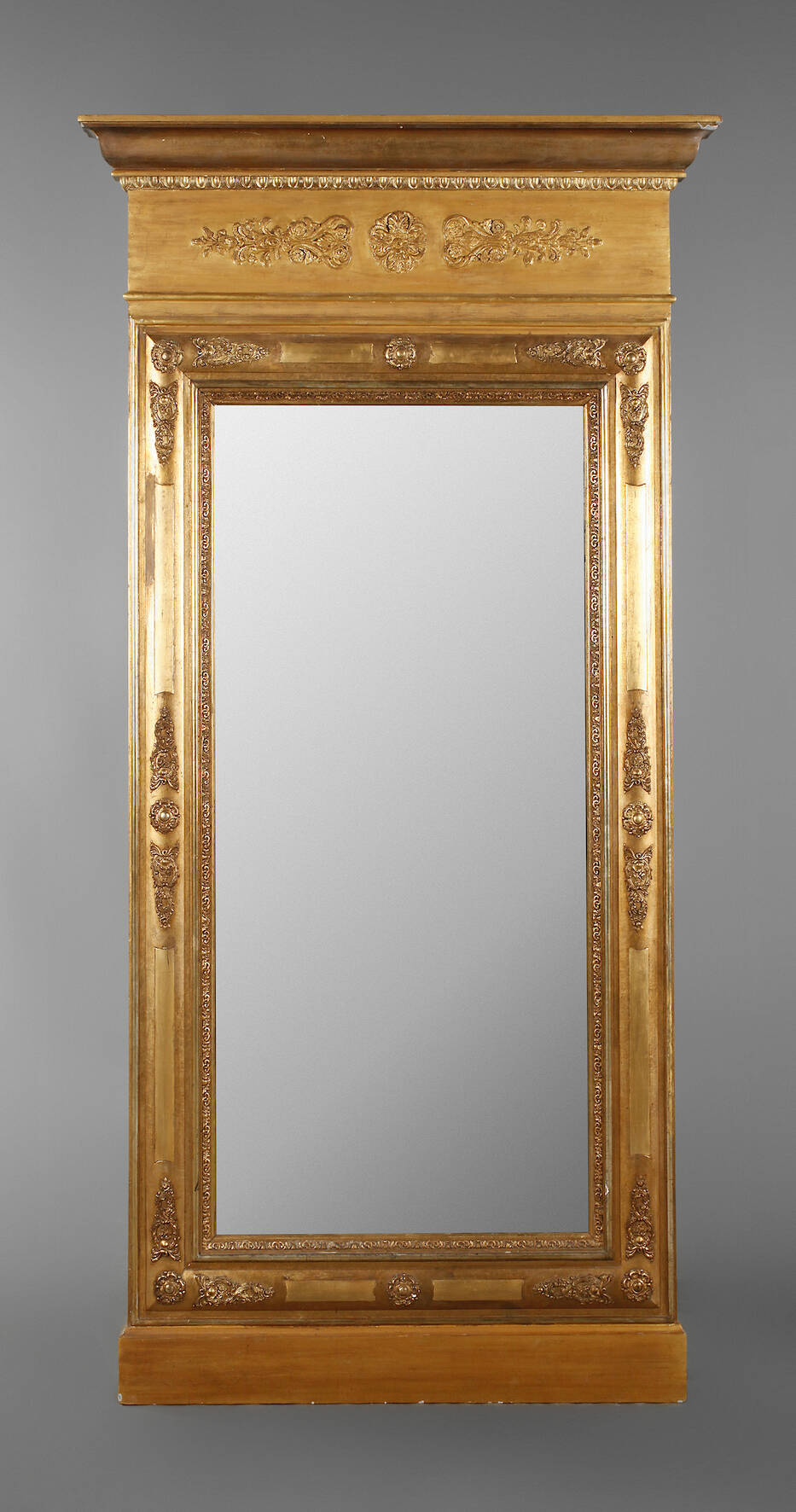 Großer klassizistischer Spiegel