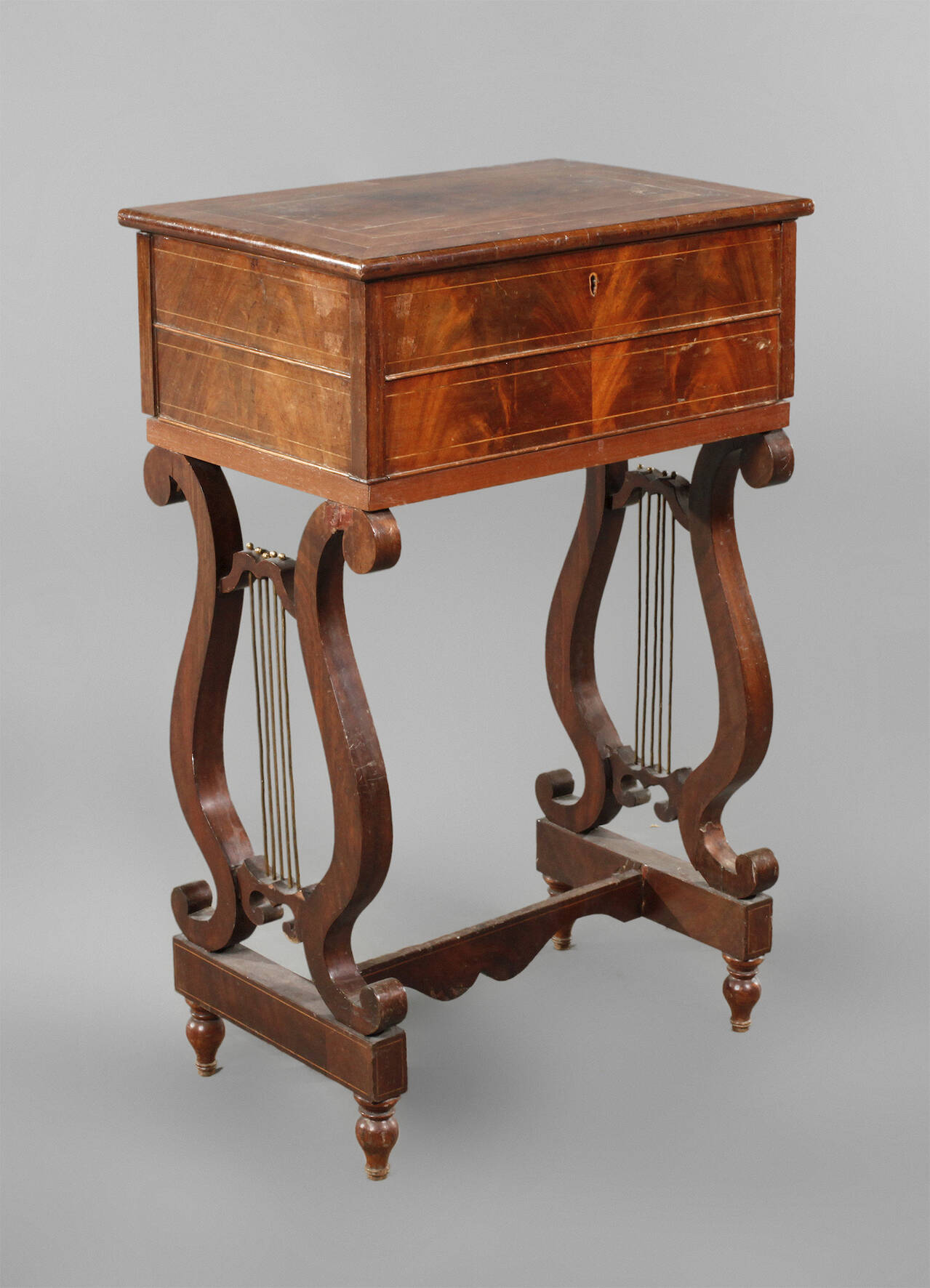 Höfischer Lyra-Nähtisch