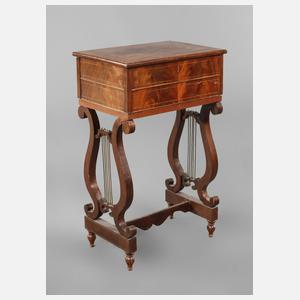 Höfischer Lyra-Nähtisch