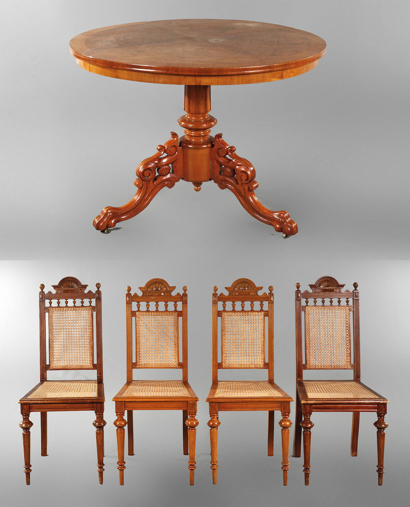 Tisch und vier Stühle