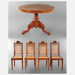 Tisch und vier Stühle