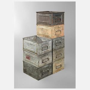 Acht Transportkisten
