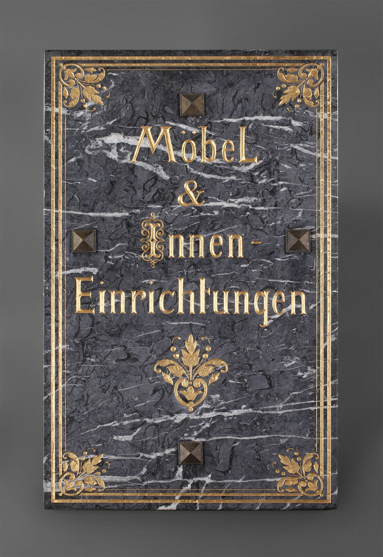 Werbung für ein Antiquitätengeschäft