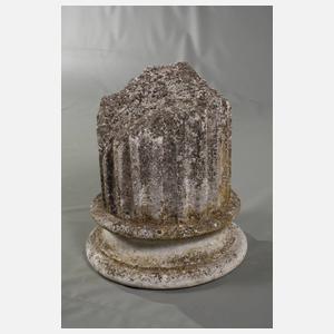 Säulenfragment als Säulenständer